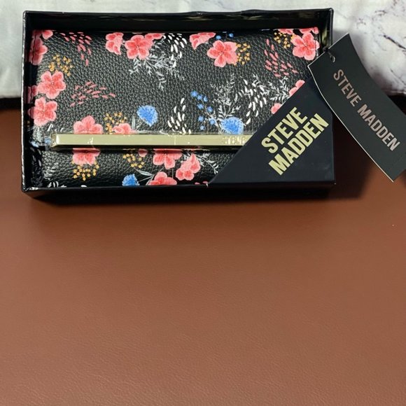 STEVE MADDEN LOGO BAR TRIFOLD WALLET IN GIFT BOX - Picture 3 of 16